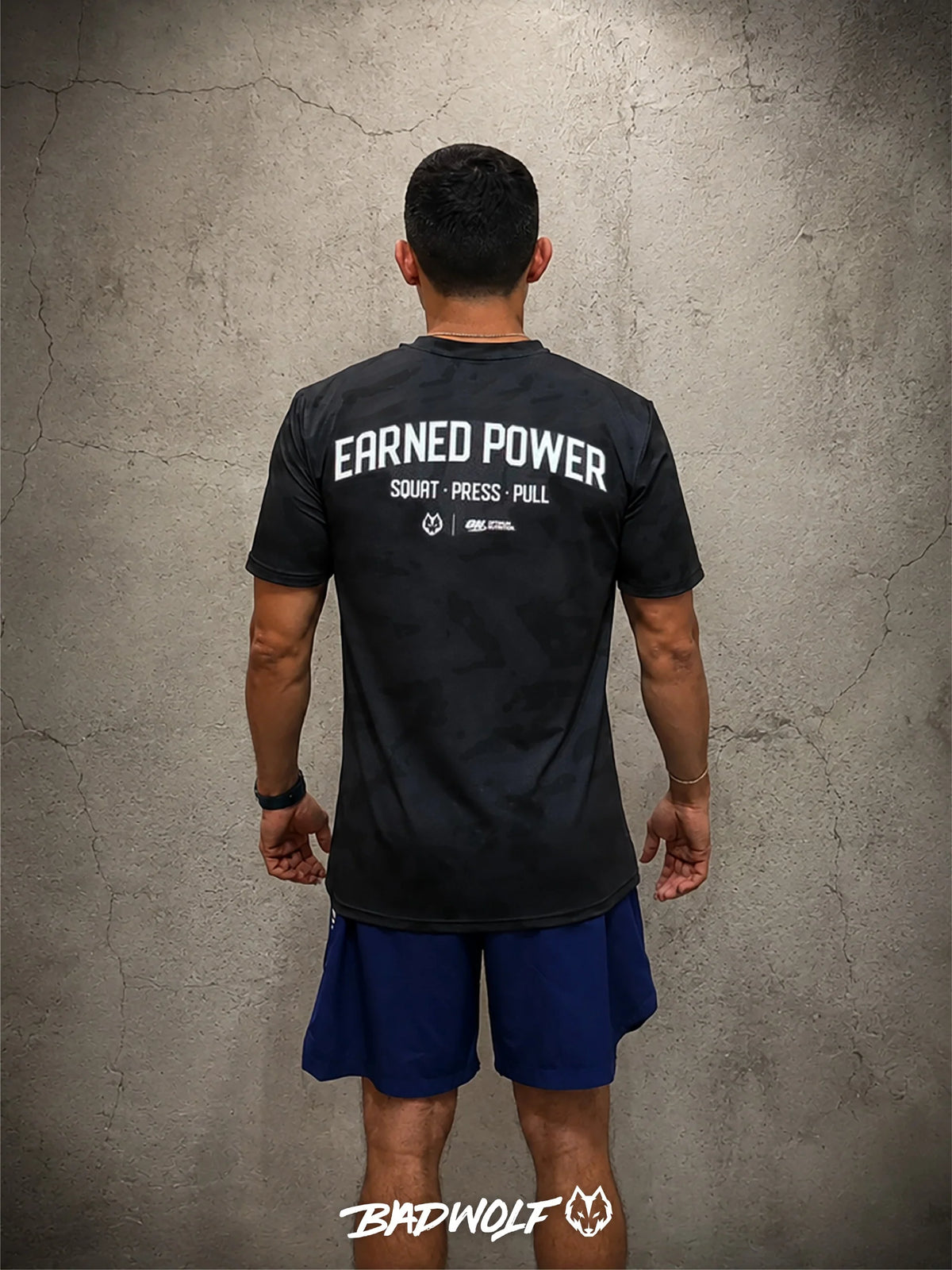 BAD WOLF CAMISA COLLAB ON/BW FITTED EARNED POWER